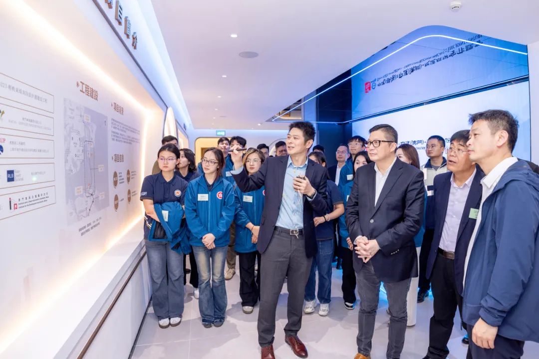 香港特區政府保安局局長鄧炳強帶領深港澳青年考察中國建築國際在澳門項目
